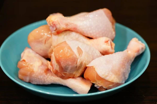 Chicken parts on top of each other in a bowl — Stock Photo, Image