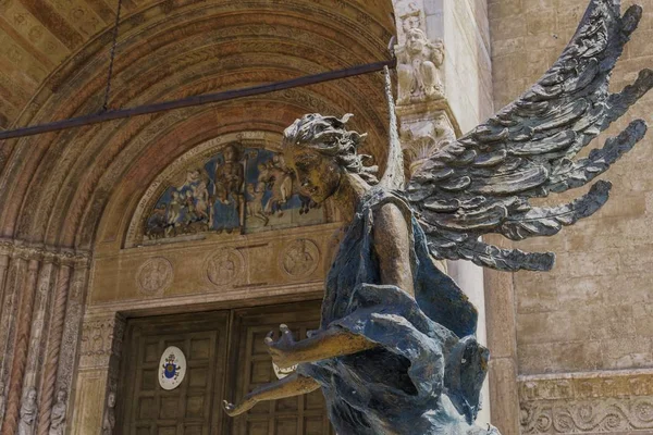Estatua frente a la Catedral de Verona bajo la luz del sol en Italia — Foto de Stock