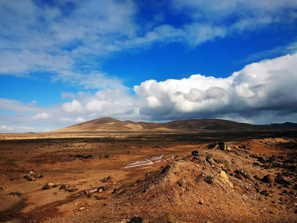 Piękny widok z chmur i gór w wiejskim parku Betancuria Fuerteventura, Hiszpania — Zdjęcie stockowe