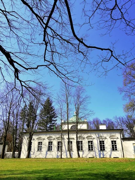폴란드 젤레니아 그라에 공원에 건물의 — 스톡 사진