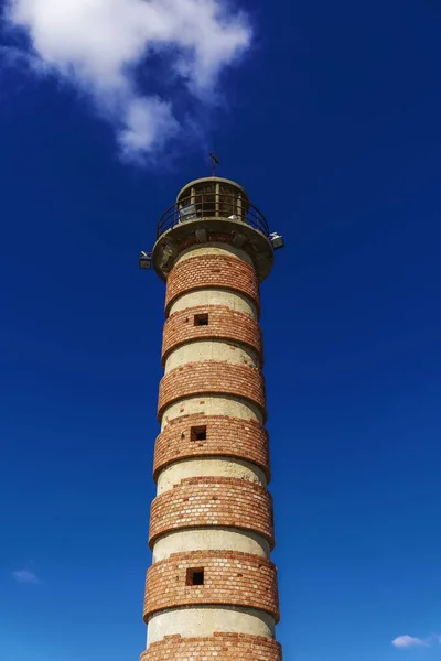 Baixo ângulo vertical do farol sob um céu azul e luz solar em Belém — Fotografia de Stock