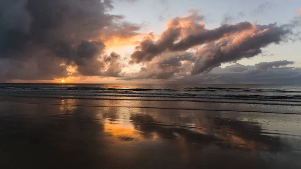 Tiro Bonito Uma Praia Abaixo Céu Nublado — Fotografia de Stock