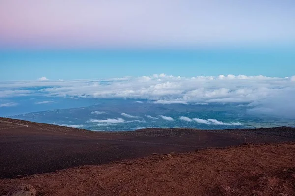 Hügel mit blauem Himmel und weißen Wolken — Stockfoto