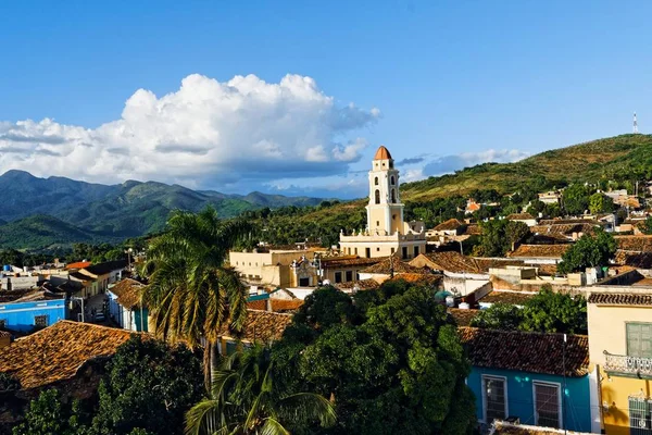 Alta angolazione di un paesaggio urbano con edifici storici colorati a Cuba — Foto Stock