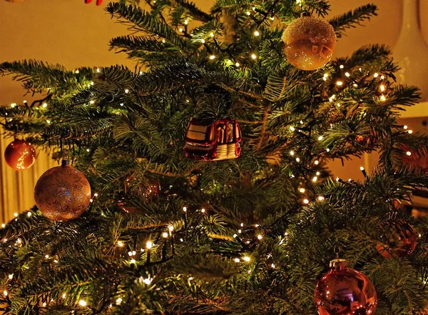 Красиво прикрашена різдвяна ялинка з струнними вогнями та унікальними прикрасами - різдвяна концепція — стокове фото