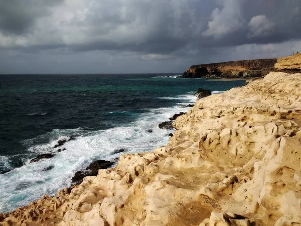 Disparo del mar tormentoso de la costa de Playa Ajuy en Ajuy, España. — Foto de Stock