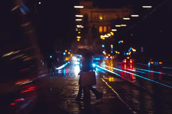 Mnichov Německo 2020 Lidé Přecházejí Ulici Během Deštivé Noci Mnichově — Stock fotografie