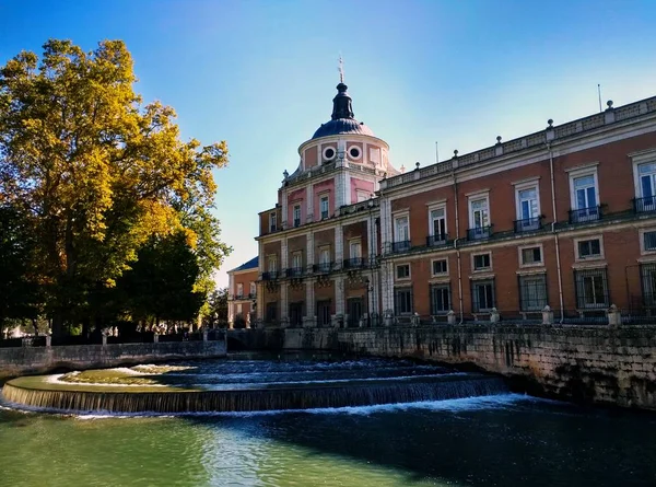 Hermoso tiro del Palacio Real de Aranjuez y un jardín frente a él, Aranjuez, España. — Foto de Stock