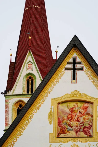 아름다운 흰색 교회의 수직 사진 — 스톡 사진