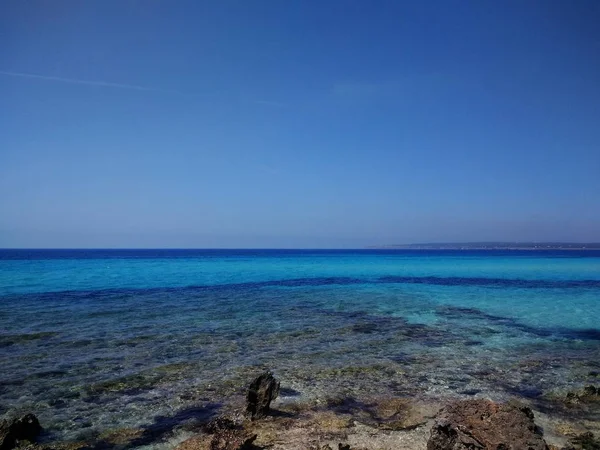 Formentera, İspanya 'da deniz yüzeyinin güzel bir görüntüsü. — Stok fotoğraf