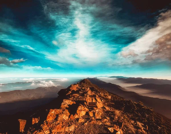 Magnifique ciel bleu dans le parc national de Yushan, Taïwan — Photo