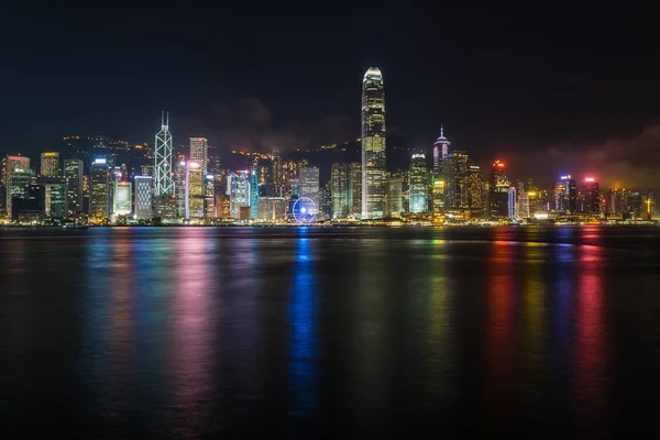 Bellissimo scatto degli edifici di Hong Kong di notte — Foto Stock