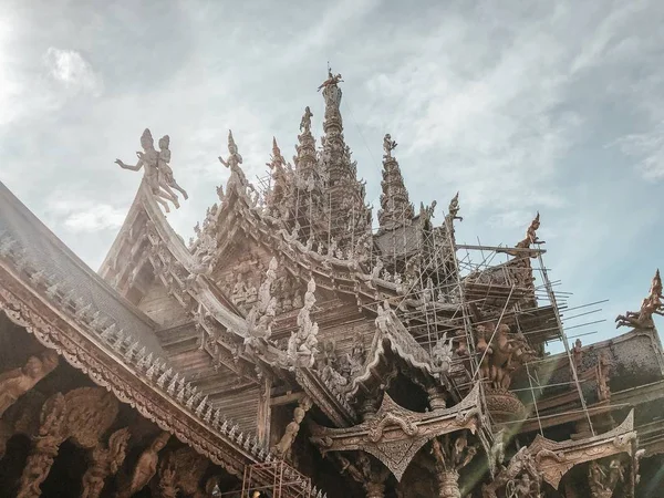 Vue à angle bas d'une belle structure de sanctuaire de vérité en pattaya, thailand — Photo