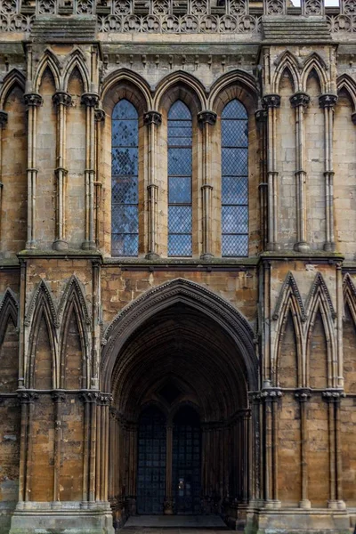 Cerrado tiro de la entrada de la Catedral Lincoln en el Reino Unido en un día lluvioso. — Foto de Stock