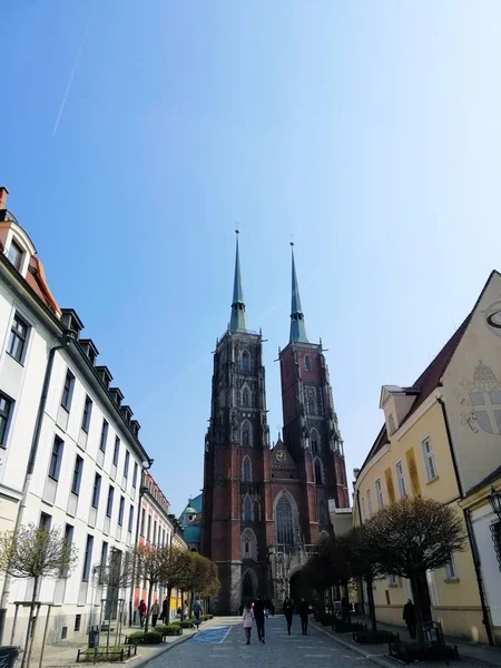 Вертикальний знімок вулиці, що веде до собору Святого Івана Хрестителя у Варшаві (Польща). — стокове фото