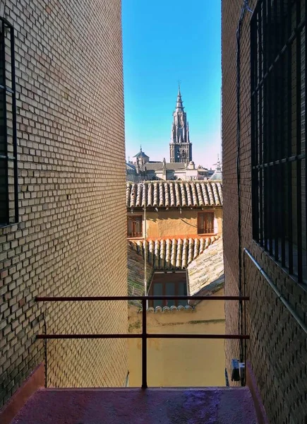 Tiro Verticale Tra Due Edifici Sulla Torre Alczar Toledo Toledo — Foto Stock