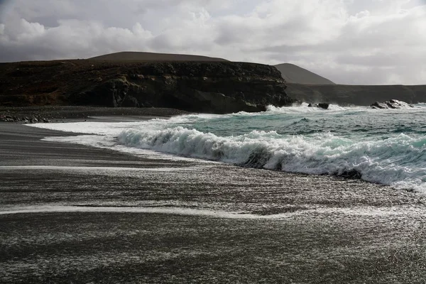 Beautiful shot of waves hitting the beach in Fuerteventura, Spain — Stock Photo, Image