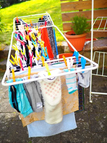 Foto vertical de la lavandería en una rampa colgante durante el día. — Foto de Stock