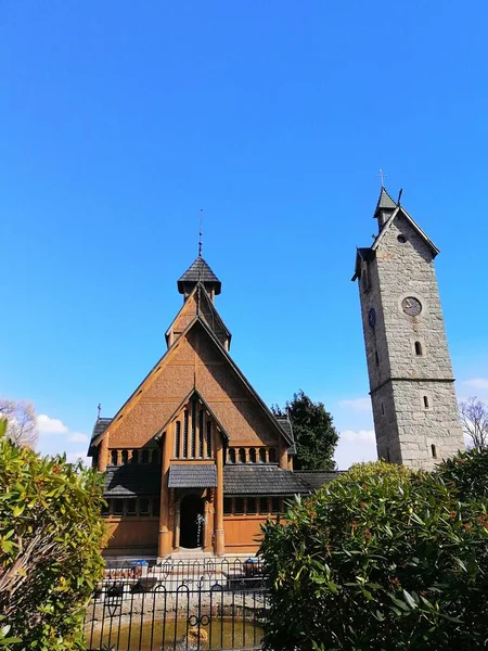 왕 교회의 수직 사진 과 그 옆에 있는 폴란드의 카르 파츠에 있는 돌탑 — 스톡 사진
