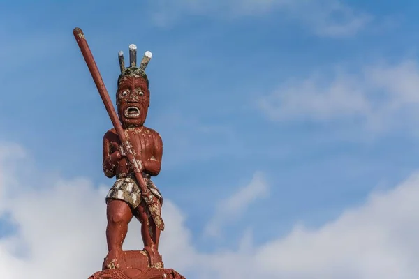 Vue Angle Bas Une Statue Tribale Avec Ciel Flou Arrière — Photo