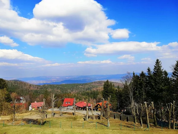 Zdjęcie małej wioski i lasu siedzących na wzgórzu w Karpaczu, Polska. — Zdjęcie stockowe