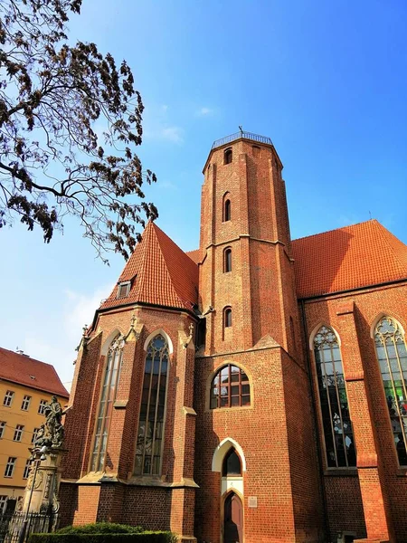 Wroclaw, Polonya 'daki St. Matthew Kilisesi' nin mavi gökyüzünün altında dikey çekimi. — Stok fotoğraf