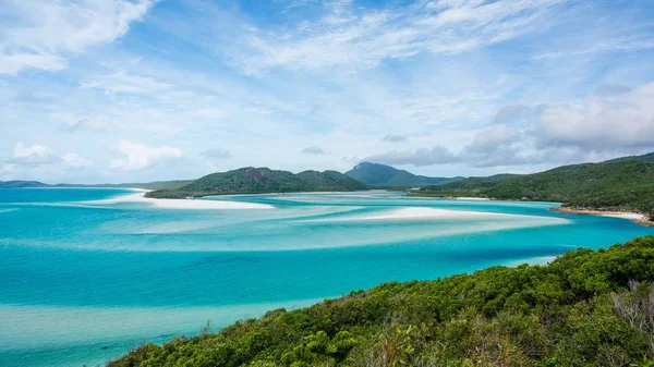 Beautiful Shot Beach Surrounded Mountains Blue Sky — Stock Photo, Image