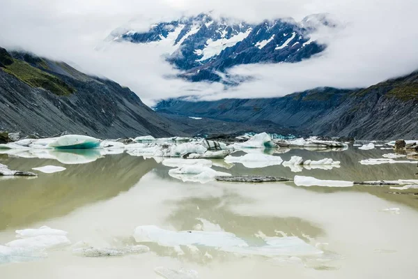 Krásný Záběr Jezero Zmrzlými Kousky Obklopenými Horami — Stock fotografie