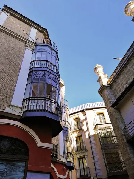 Вигляд знизу на панорамний балкон у Толедо (Іспанія). — стокове фото