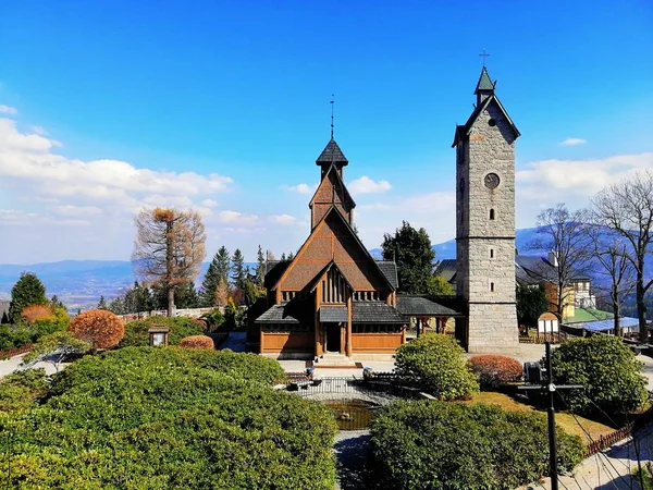 Shot of Wang Church and a garden next to it in Karpacz, Poland — Stock Photo, Image
