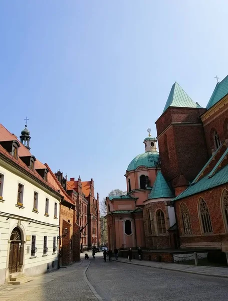Verticale opname van de kathedraal van St. Johannes de Doper muur in Wrocław, Polen — Stockfoto
