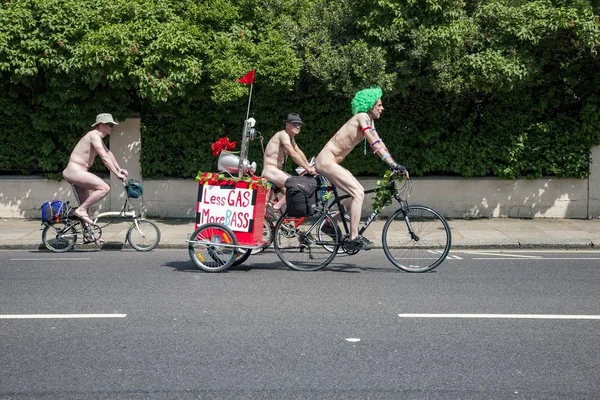 London United Kingdom Jun 2013 Bisikletçiler Giysilerini Çıkarıp Londra Daki — Stok fotoğraf