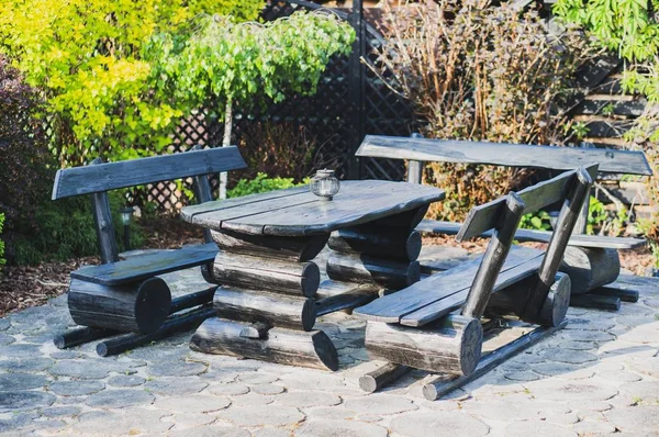 Ξύλινο παγκάκι και τραπέζι στο πάρκο που περιβάλλεται από δέντρα — Φωτογραφία Αρχείου