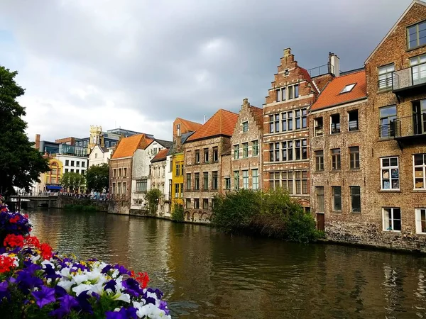 Byggnaderna Omgivna Floden Och Blommor Molnig Himmel Gent Belgien — Stockfoto