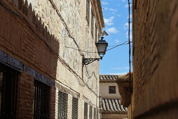 Bonito tiro de uma lâmpada de aço preto pendurada na parede em Toledo, Espanha — Fotografia de Stock