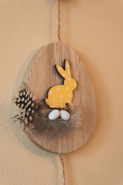 Decorazione in legno di un coniglio appeso alla parete per Pasqua — Foto Stock