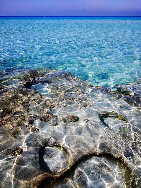 Verticale opname van het rotsachtige strand van Formentera, Spanje — Stockfoto