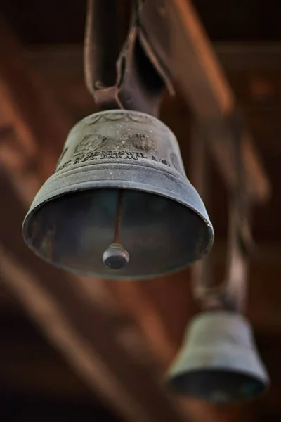 Снимок старого колокола с размытым фоном под низким углом — стоковое фото
