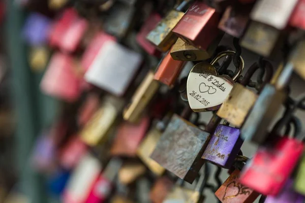 Een Selectieve Focus Shot Van Een Liefde Hangslot Een Barrière — Stockfoto