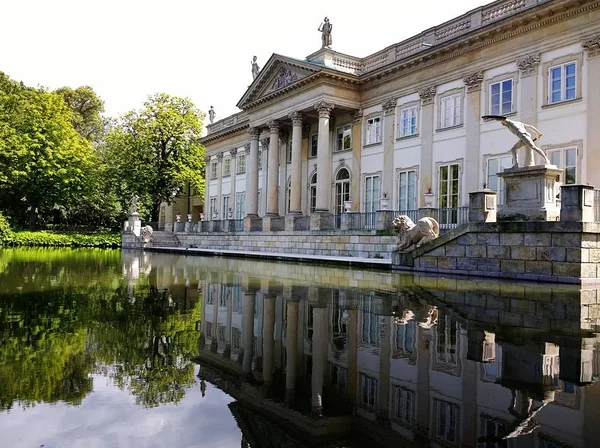 Shot fo o Palácio Lazienki e uma lagoa em frente a ele em Łazienki Park, Varsóvia, Polônia — Fotografia de Stock