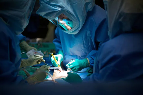 Secuestro de cierre de un procedimiento quirúrgico complicado —  Fotos de Stock