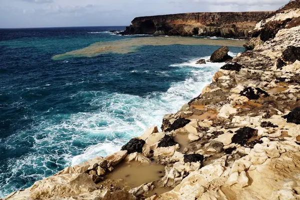 Schöne Aufnahme vom felsigen Strand auf Fuerteventura, Spanien — Stockfoto