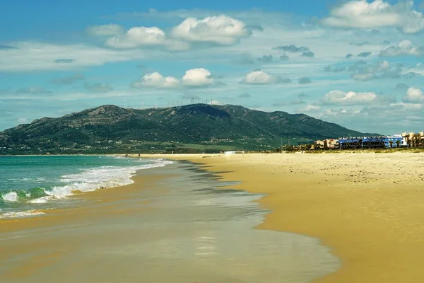 Bonito tiro de uma praia e montanha ao fundo em Tarifa, Espanha — Fotografia de Stock
