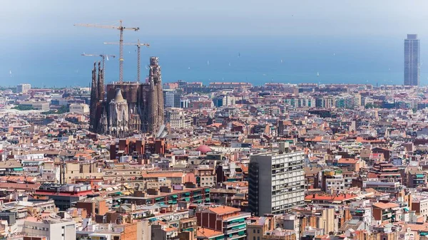 Hermoso tiro de edificios de la ciudad con un mar en la distancia. —  Fotos de Stock