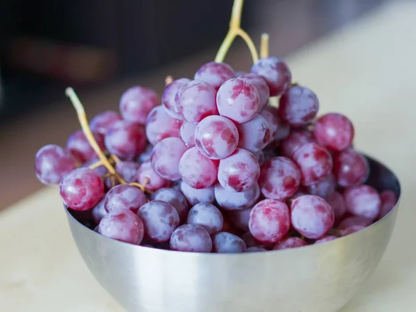 Encerramento tiro de um monte de uvas suculentas maduras em uma tigela — Fotografia de Stock