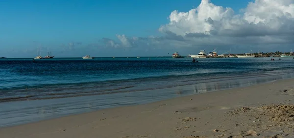 Чистое синее море и песчаный пляж в Арубе — стоковое фото
