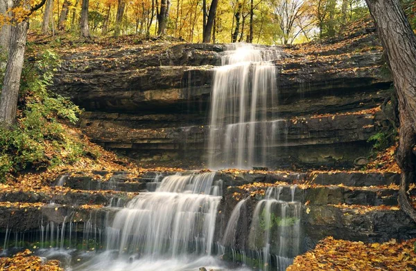 Vista hipnotizante da cachoeira no parque em Missouri no outono — Fotografia de Stock