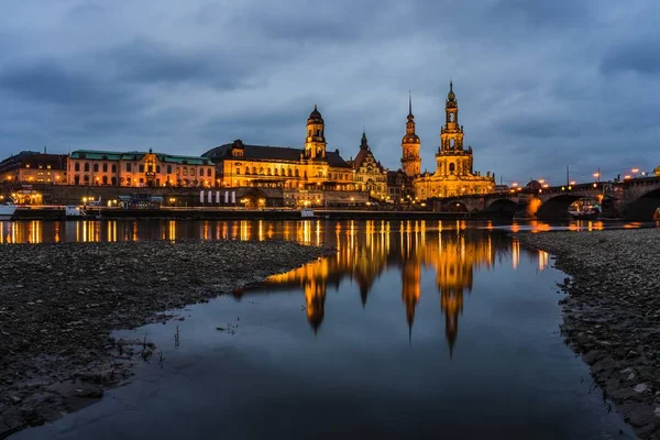 Schöne Aufnahme der Katholischen Hofkirche in Deutschland unter blauem bewölkten Himmel — Stockfoto