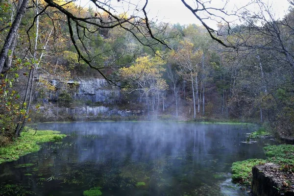 Bella vista sulla sorgente del vicolo circondata da montagne rocciose e alberi in Eminenza, Missouri — Foto Stock