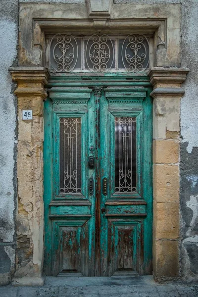 Dikey çekim eski bir binanın turkuaz kapılarını vurdu — Stok fotoğraf